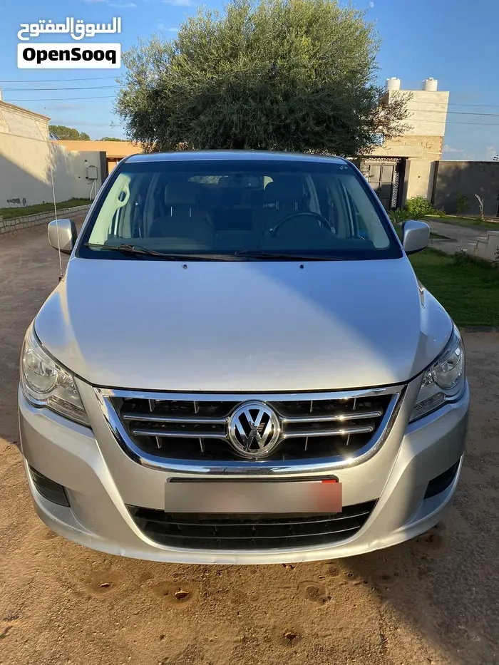 Volkswagen Routan 2010 photo 2