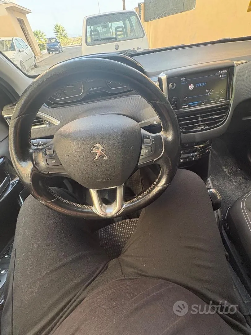Peugeot 208 2017 photo 2
