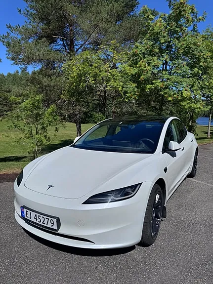 Tesla Model 3 2024 photo 2