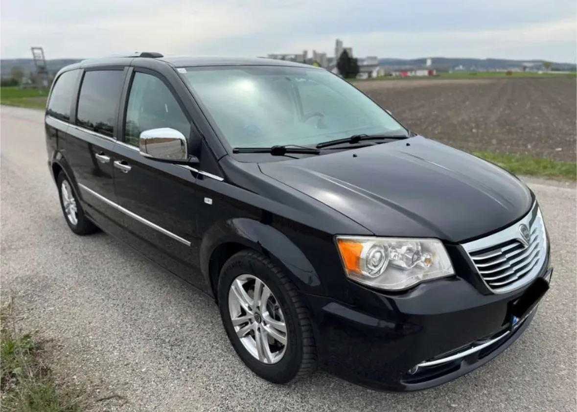 Lancia Voyager 2013 photo 3