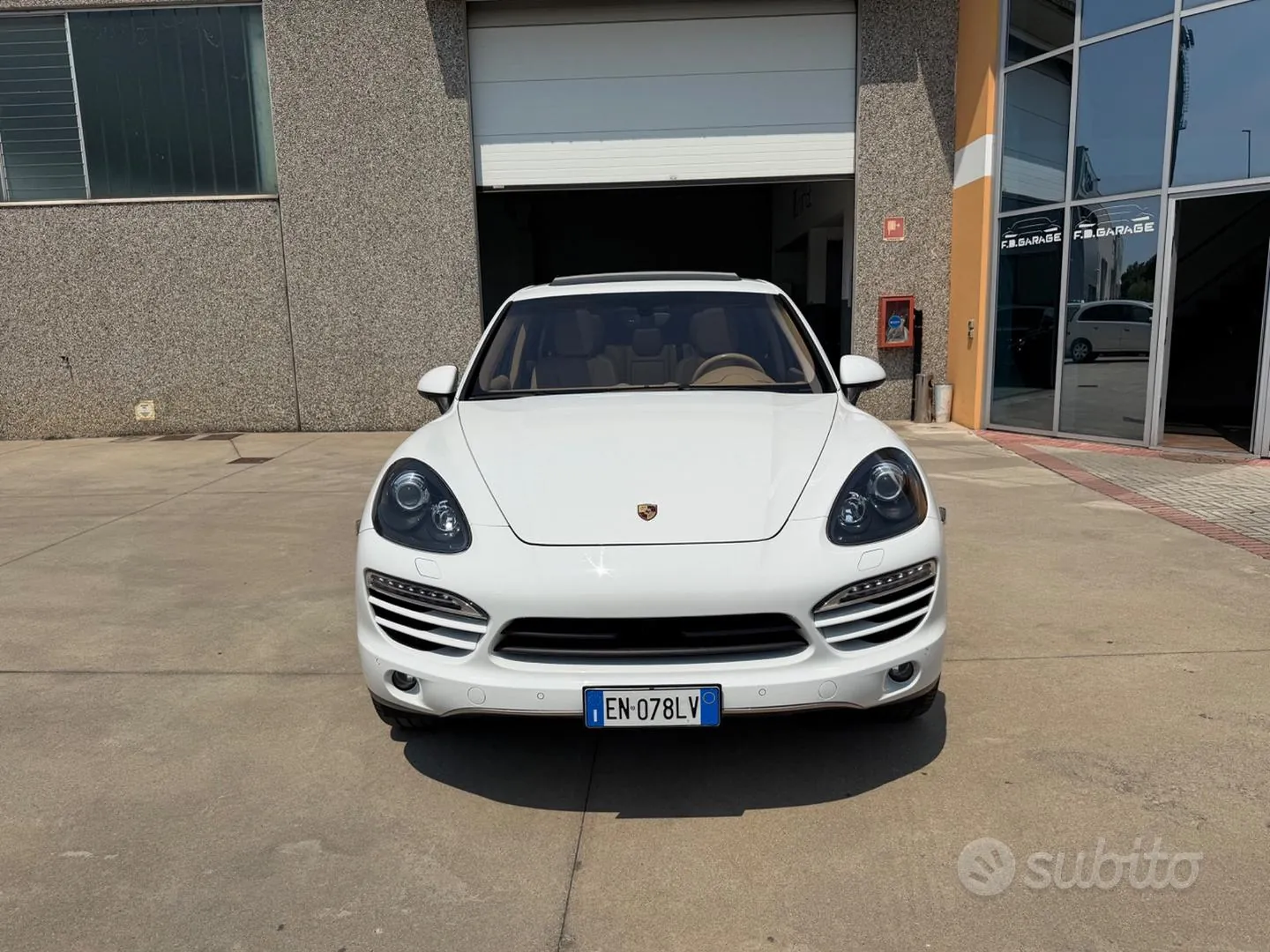 Porsche Cayenne 2012 photo 2