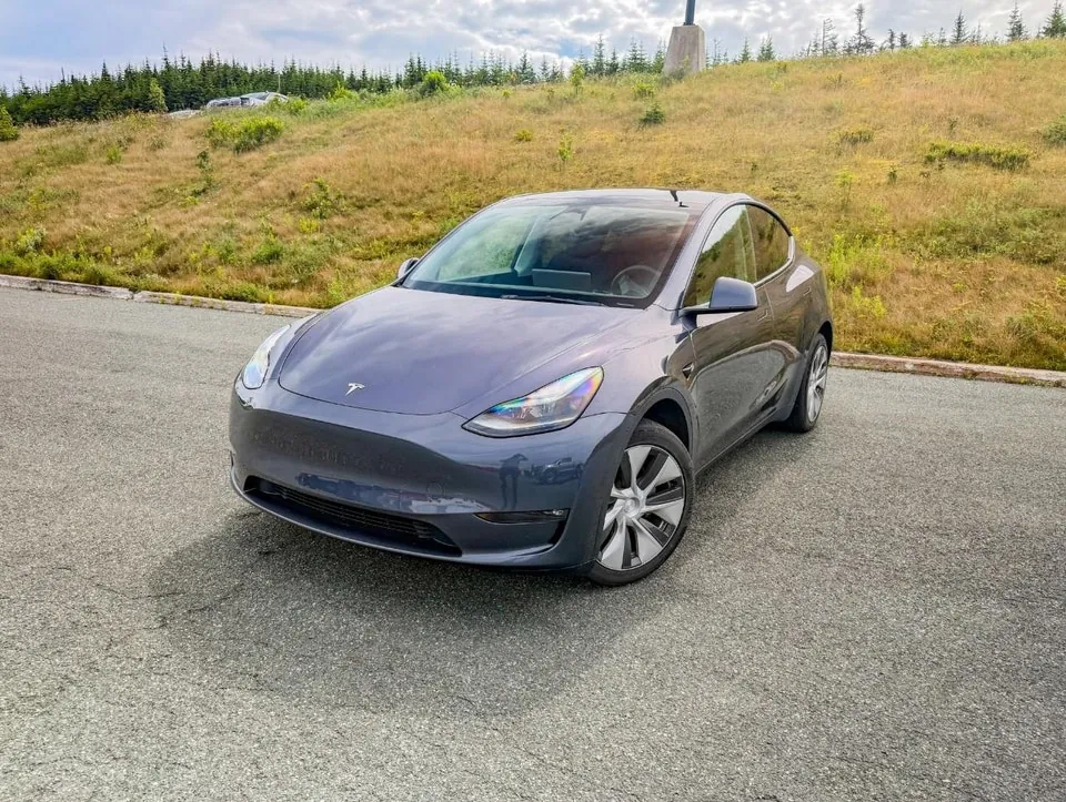Tesla Model Y 2023 photo 2