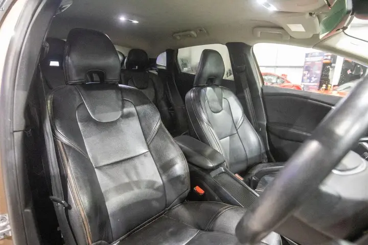 Volvo V40 Cross Country 2015 photo 2