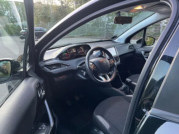 Peugeot 208 2015 photo 3