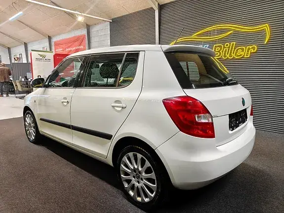 Skoda Fabia 2012 photo 3