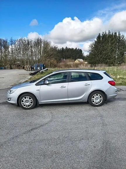 Opel Astra 2011 photo 2