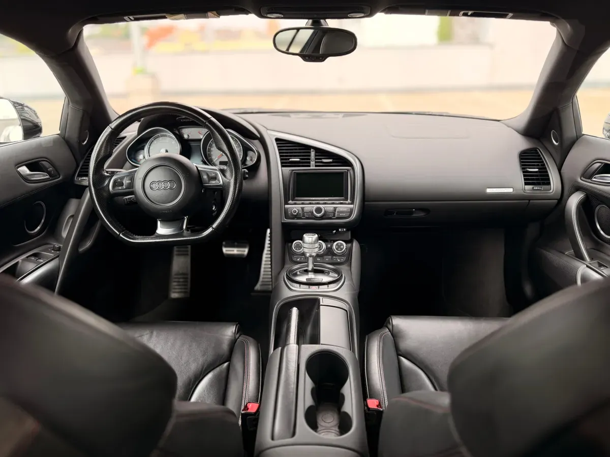 Audi R8 2008 photo 2