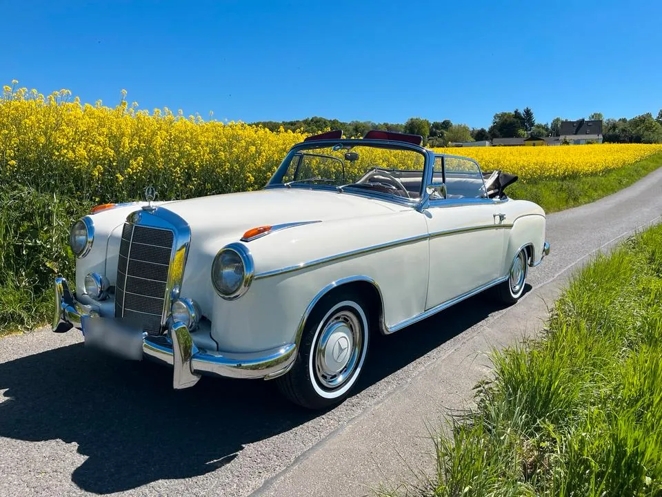 Mercedes-Benz 220S