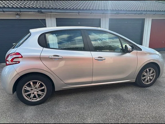 Peugeot 208 2013 photo 3