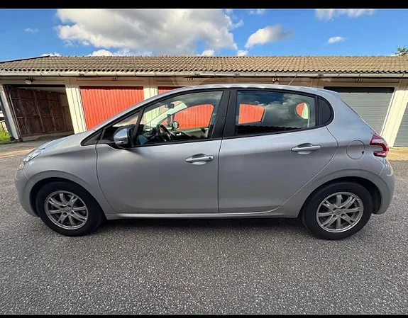 Peugeot 208 2013 photo 2