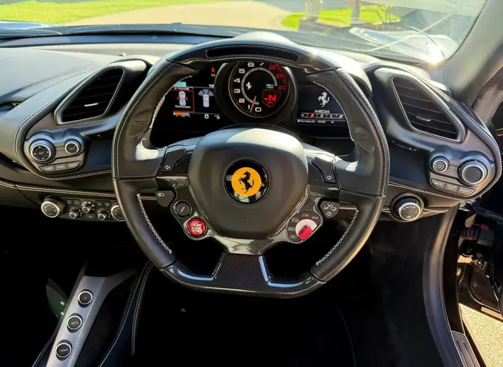 Ferrari 488 2016 photo 2
