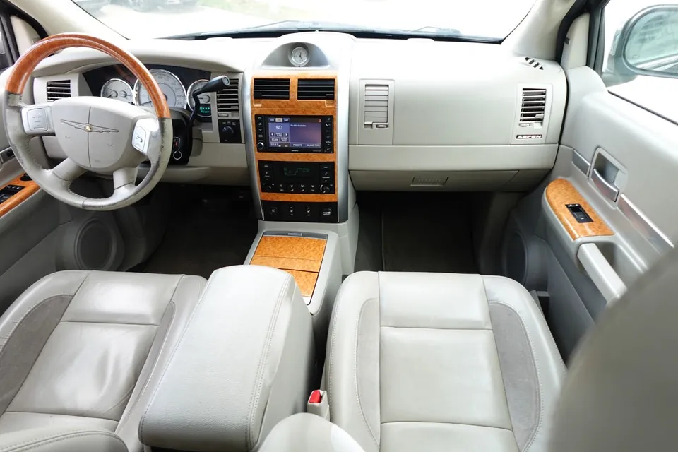 Chrysler Aspen 2008 photo 2