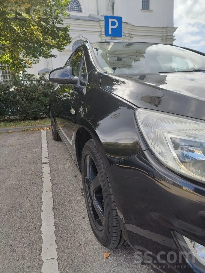 Opel Astra 2011 photo 3