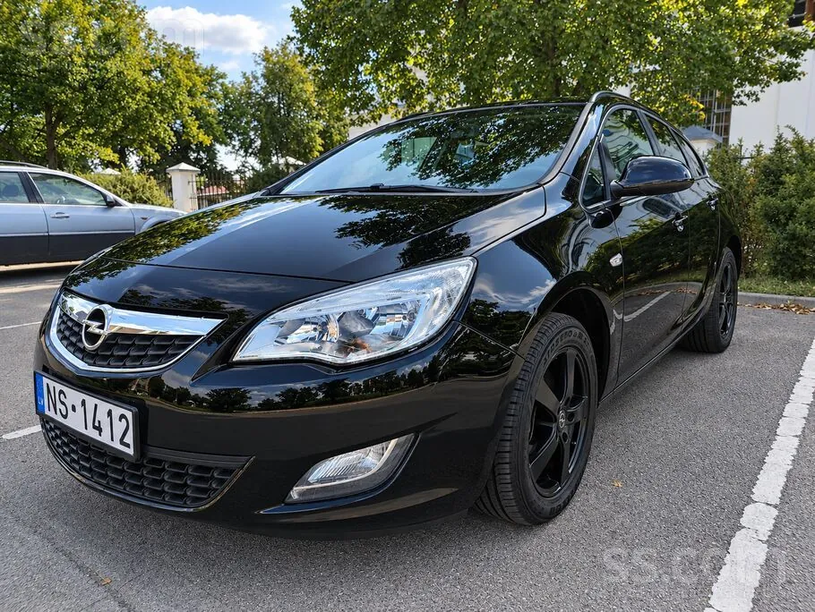 Opel Astra 2011 photo 2