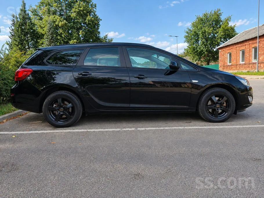 Opel Astra 2011 photo 4