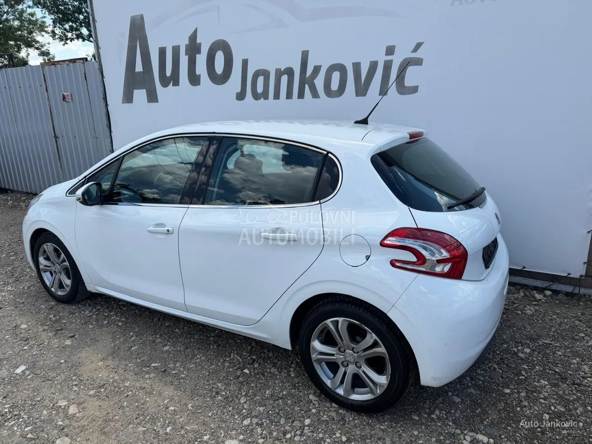 Peugeot 208 2013 photo 3