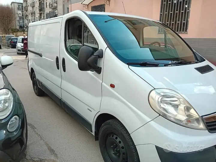 Opel Vivaro 2013 photo 2