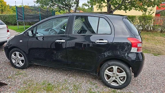 Toyota Yaris 2010 photo 3