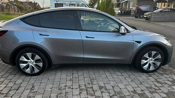 Tesla Model Y 2024 photo 2