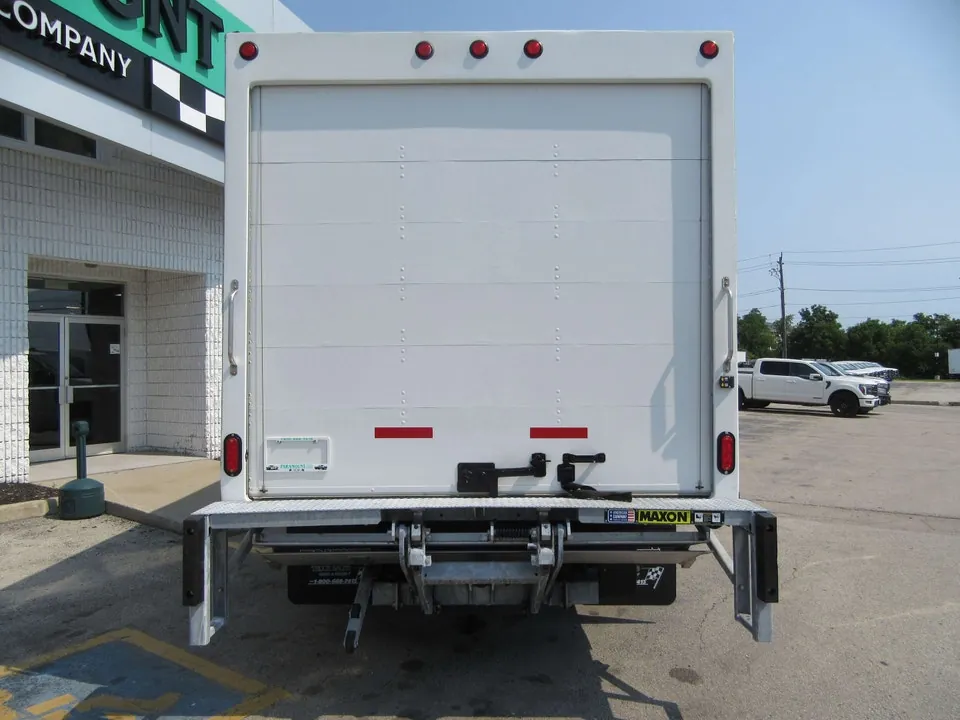 Ford E-450 Super Duty 2023 photo 4