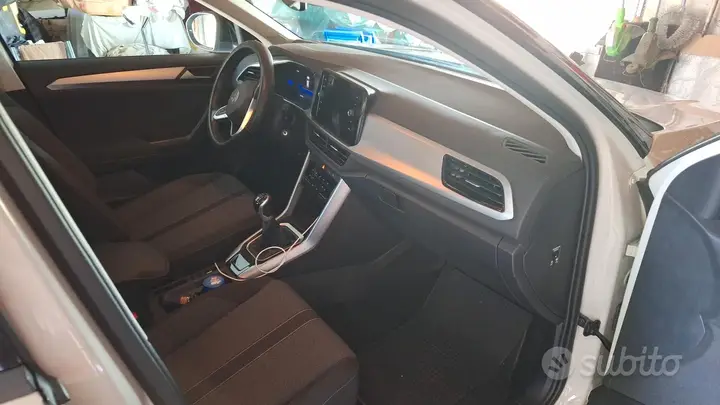 Volkswagen T-Roc 2023 photo 2