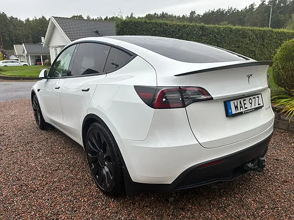 Tesla Model Y 2023 photo 2