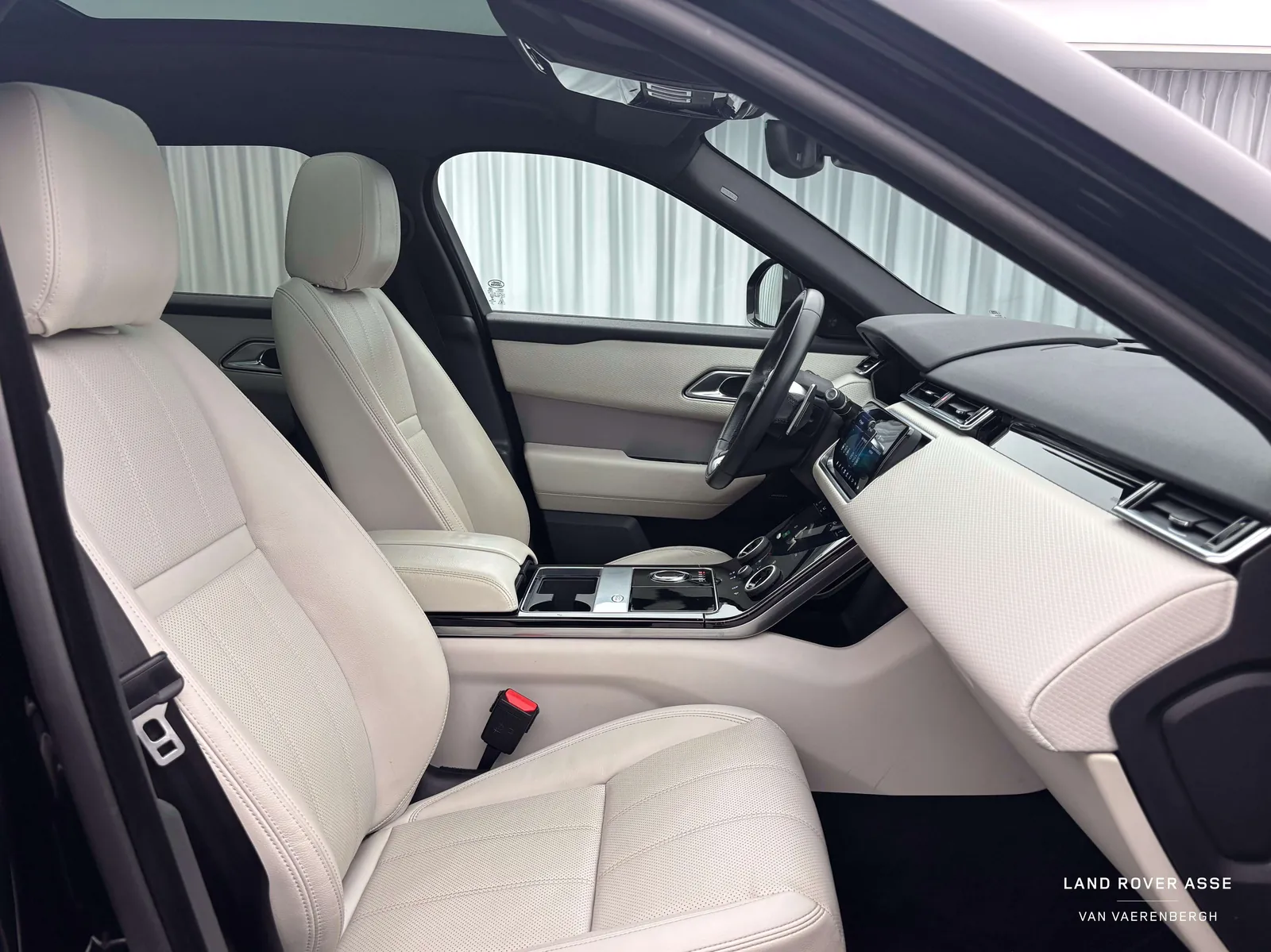 Land Rover Range Rover Velar 2020 photo 3