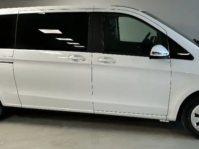 Mercedes-Benz V-Class 2023 photo 3