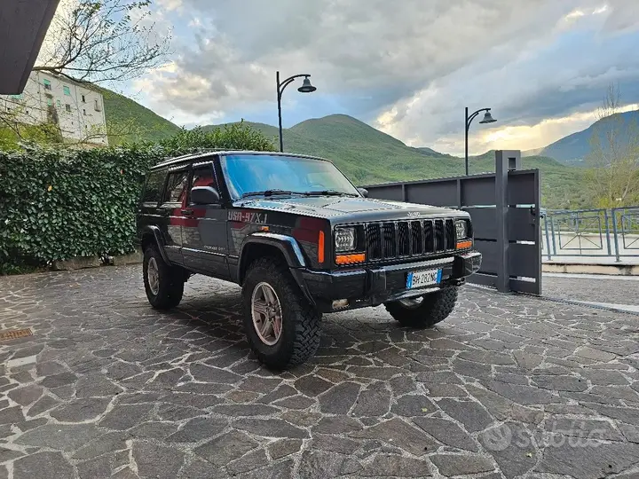 Jeep Cherokee 2000 photo 2
