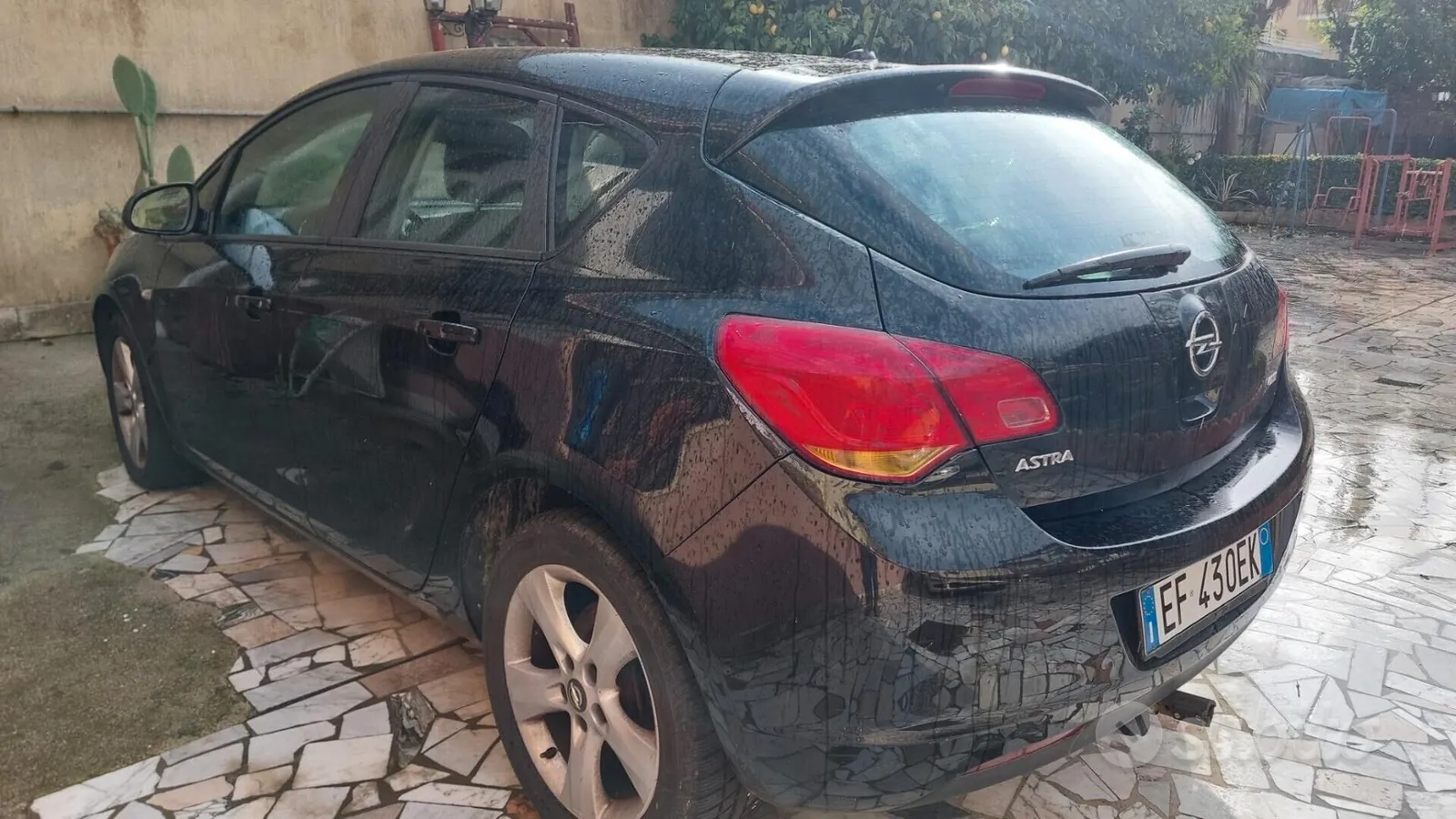 Opel Astra 2010 photo 2