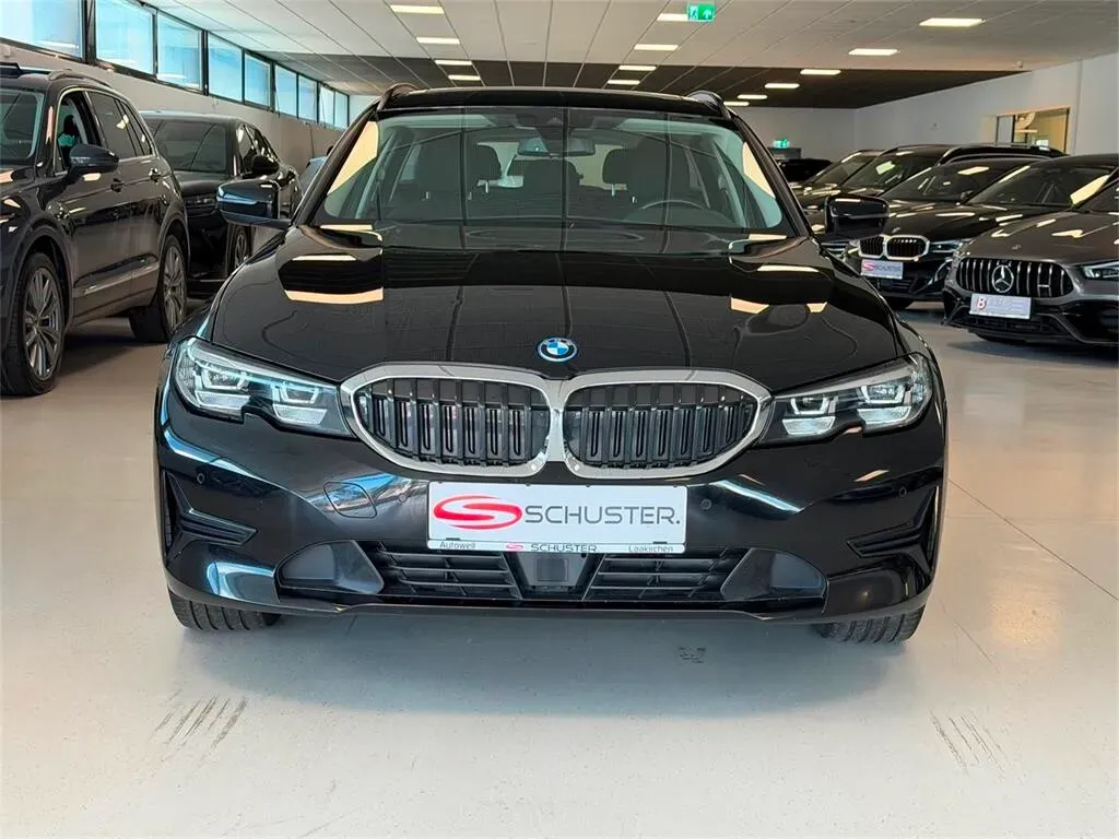 BMW 3 Series 2022 photo 2
