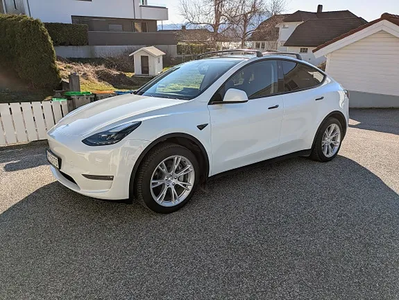 Tesla Model Y 2024 photo 2
