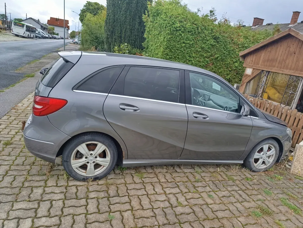 Mercedes-Benz B-Class 2012 photo 2