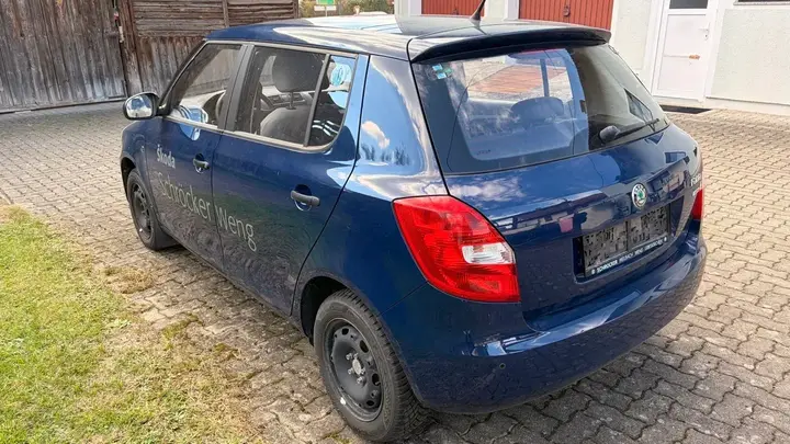 Skoda Fabia 2011 photo 2