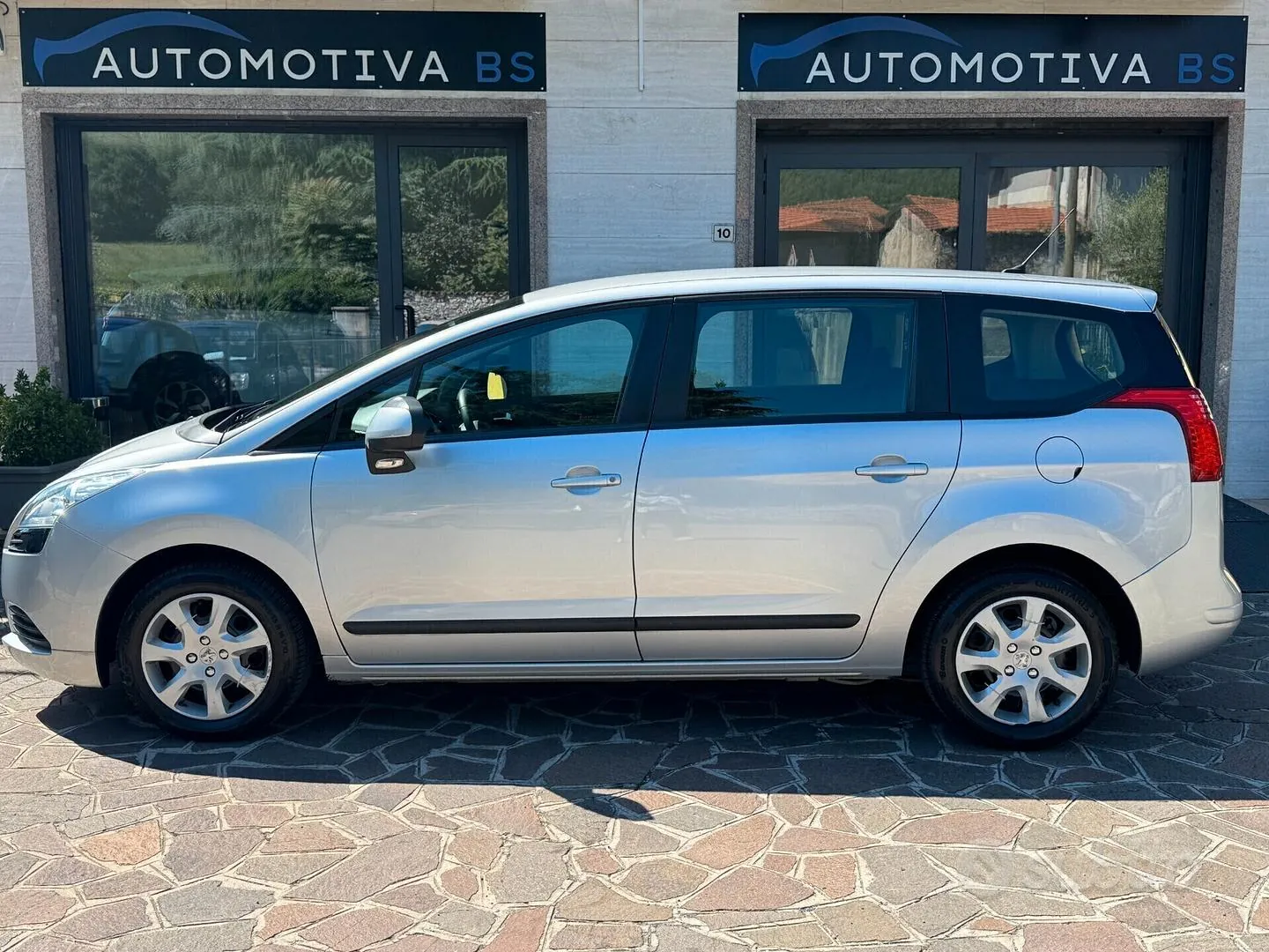 Peugeot 5008 2010 photo 2