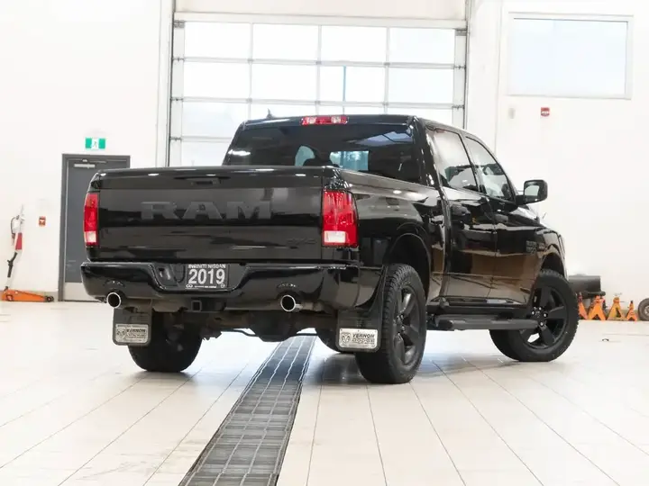 Ram 1500 Classic Crew Cab 2019 photo 3
