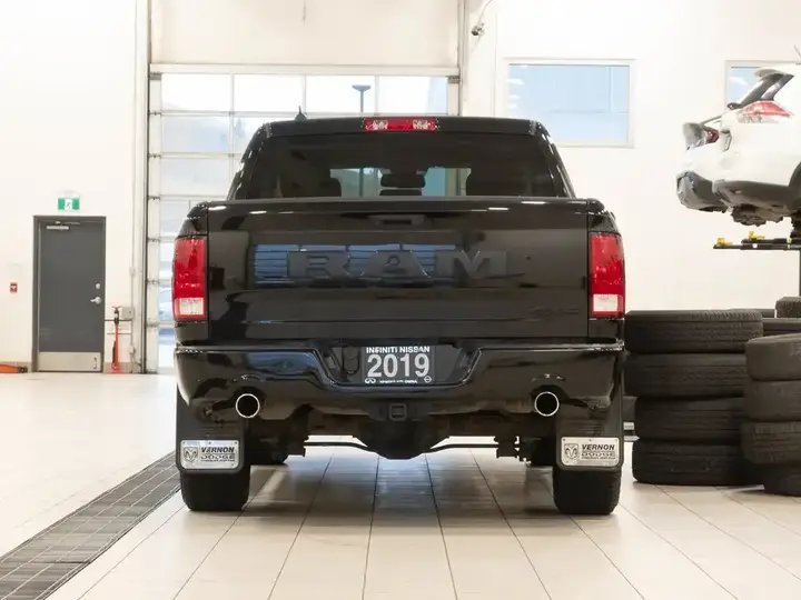 Ram 1500 Classic Crew Cab 2019 photo 4