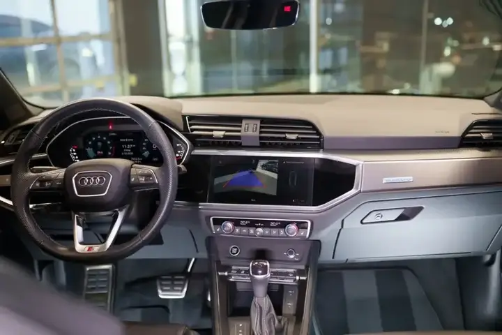 Audi Q3 2023 photo 2