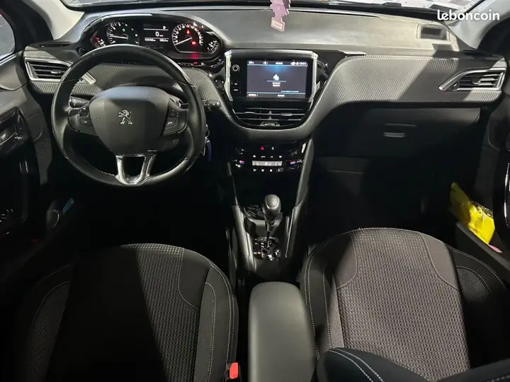 Peugeot 208 2018 photo 3
