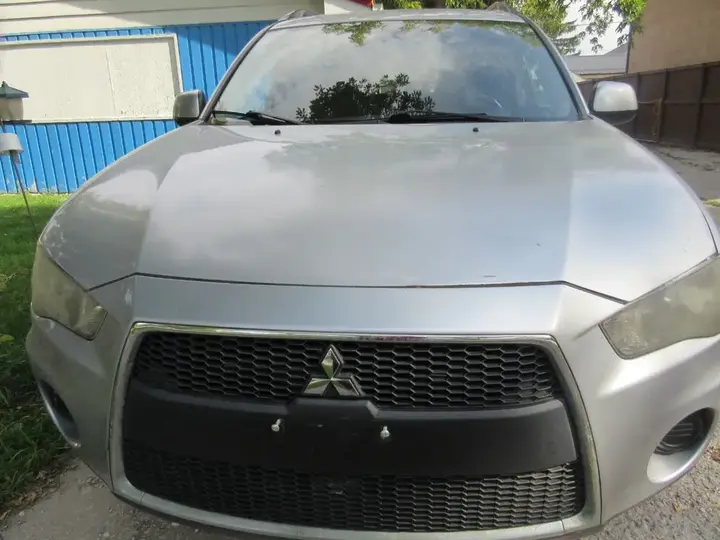 Mitsubishi Outlander 2011 photo 2