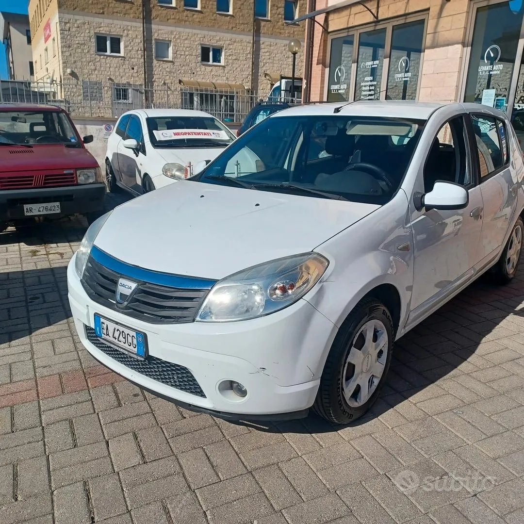 Dacia Sandero 2010 photo 3