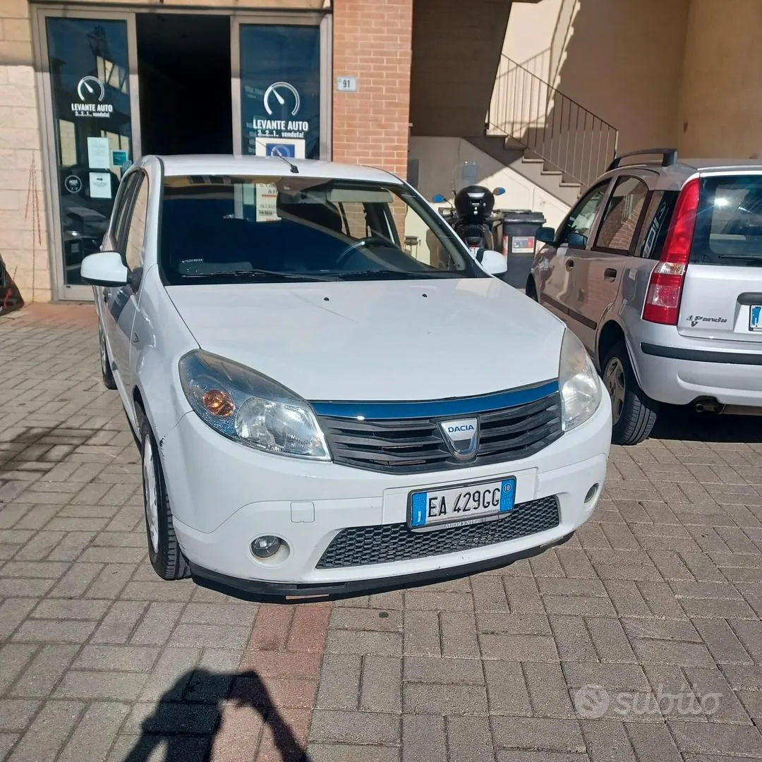 Dacia Sandero 2010 photo 2