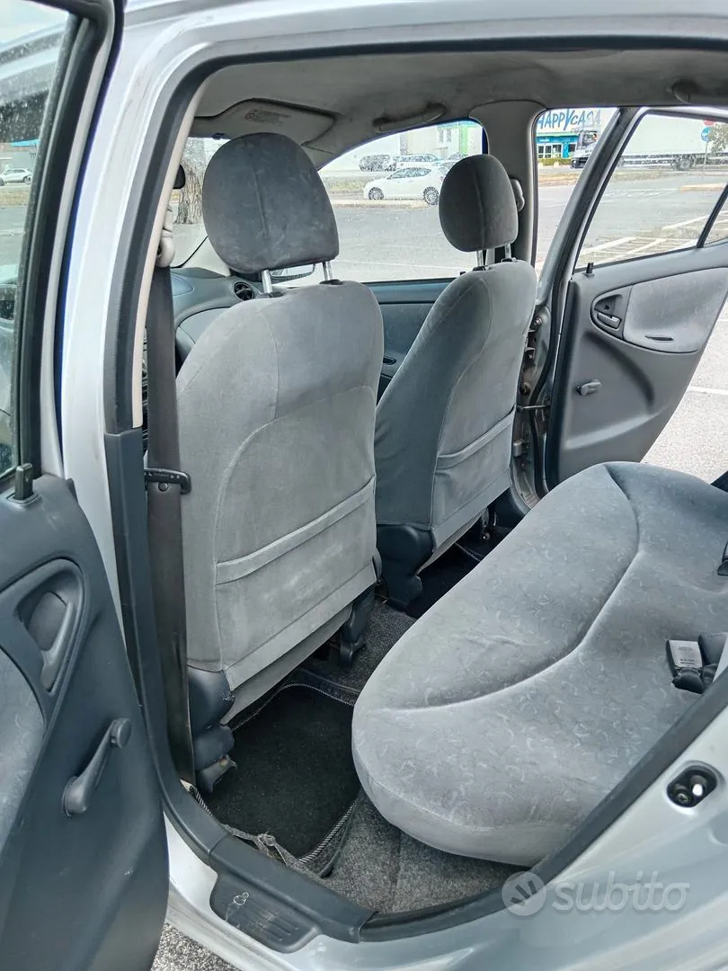 Toyota Yaris 2000 photo 2