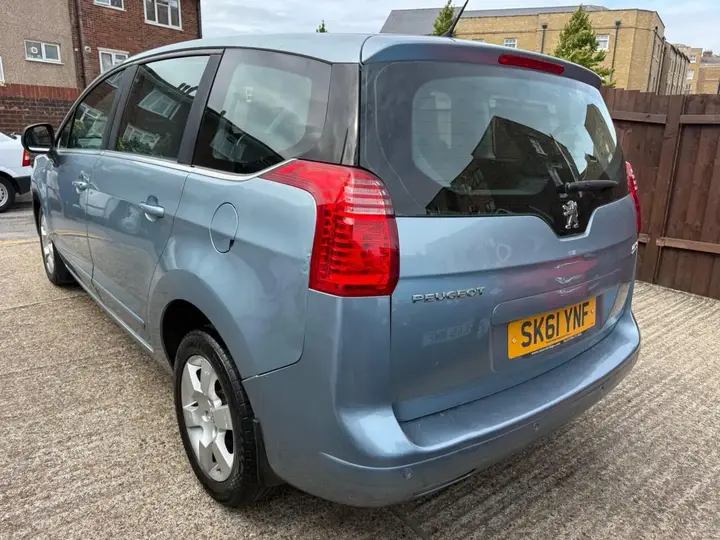 Peugeot 5008 2011 photo 2