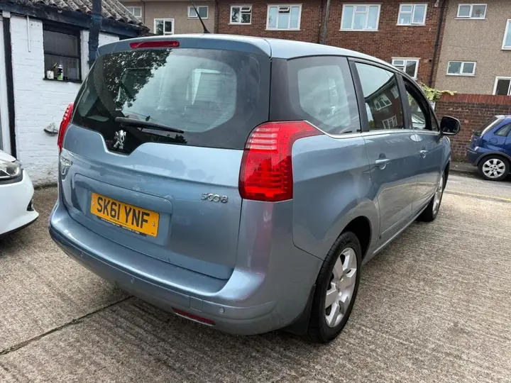 Peugeot 5008 2011 photo 4