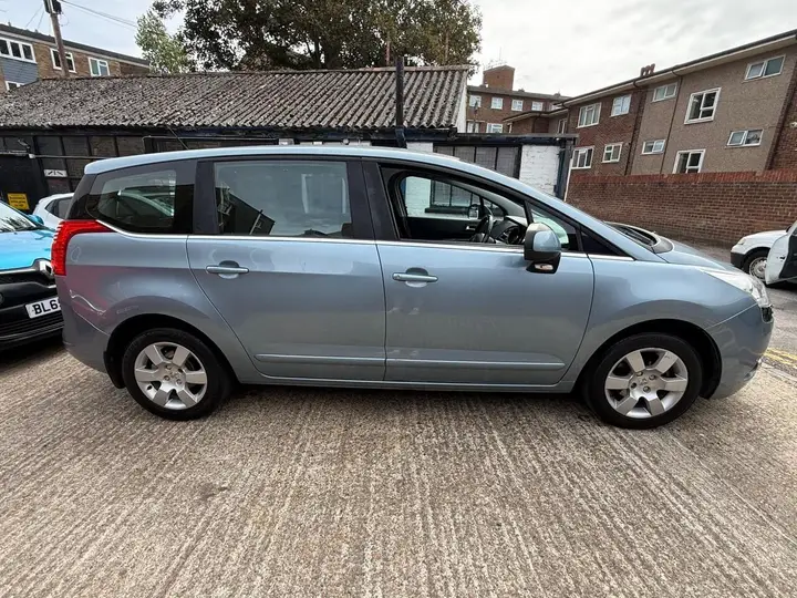 Peugeot 5008 2011 photo 3