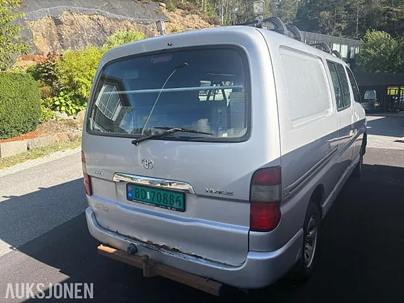 Toyota Hiace 2011 photo 3