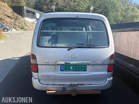 Toyota Hiace 2011 photo 4