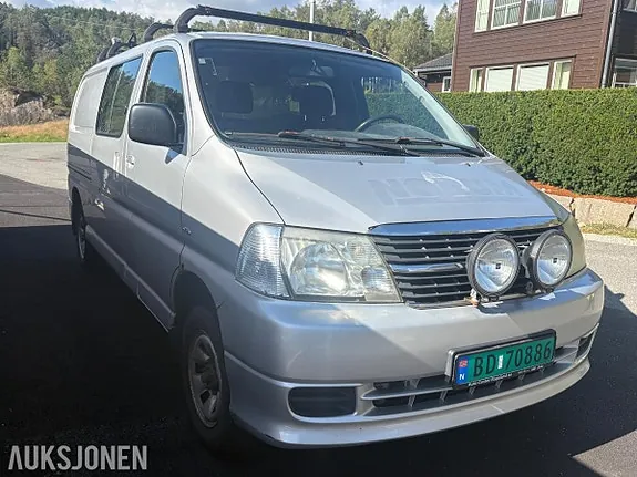 Toyota Hiace 2011 photo 2