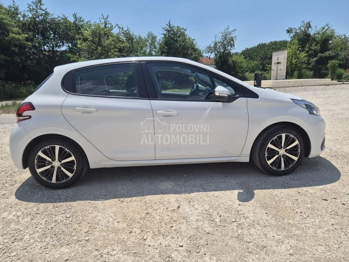 Peugeot 208 2015 photo 5